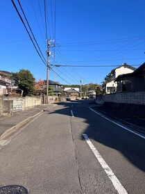 中古戸建の前面道路含む現地写真