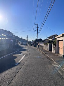 中古戸建の前面道路含む現地写真