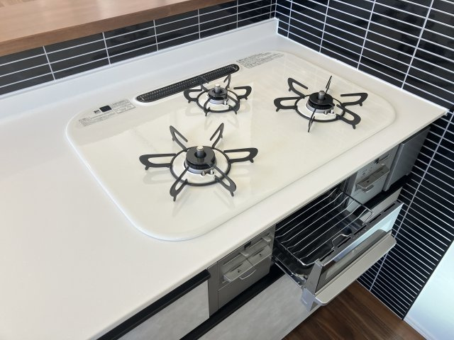 【キッチン】 | 新築住宅　高知市鴨部高町　西棟 | 3口コンロ+グリル