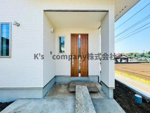 茅ヶ崎市堤　築未入居戸建　の玄関|玄関前のアプローチです☆