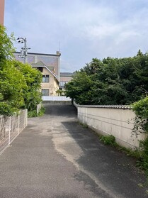 中古戸建の前面道路含む現地写真