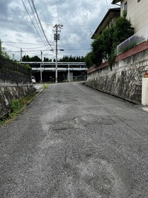 中古戸建の前面道路含む現地写真