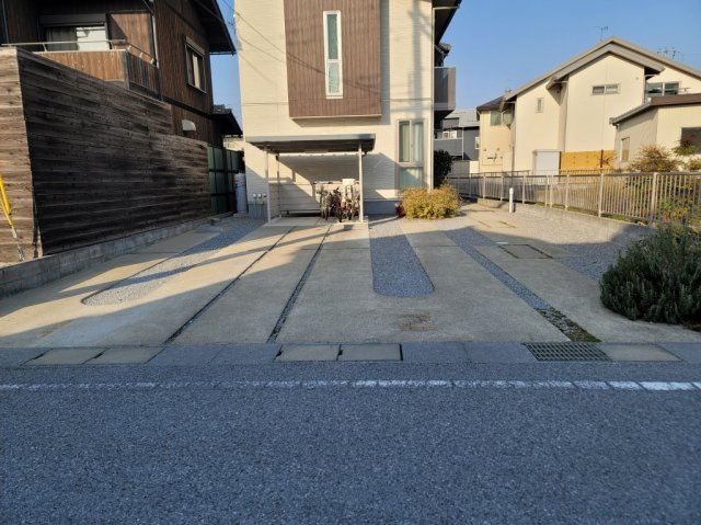 シャーメゾン橋本IVの駐車場|縦列で2台停められるようになっています。