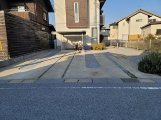 【駐車場】 | 縦列で2台停められるようになっています。