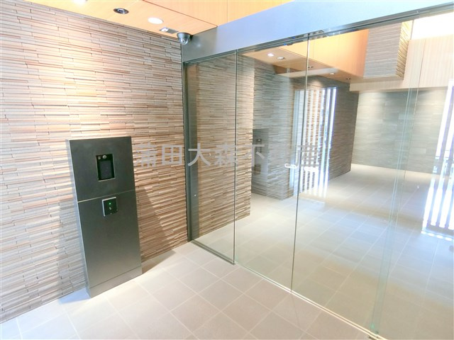 シーズンフラッツ蒲田のエントランス|防犯カメラTVモニター付オートロック宅配BOXメールBOX　エントランス