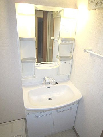 Dearcortkawanamiの洗面所|明るい洗面所です