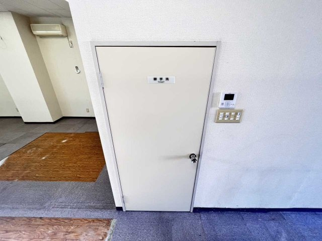 やすらぎビルの玄関