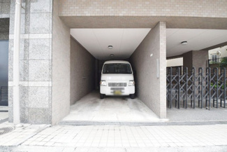 【駐車場】 | マンションの駐車場スペース。空きの有無や駐車料金、サイズ規定などについては、改めてお問い合わせください。～即日のご見学可能～　お問合せはお気軽にどうぞ。