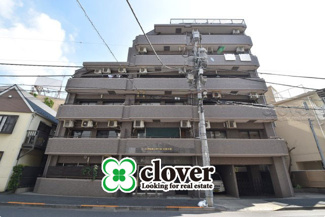 【外観】 | 青空によく映える建物です。手入れの行き届いた外壁やマンション正面エントランスなど、綺麗な姿をぜひ一度、現地にてご覧ください。～即日のご見学可能～　お問合せはお気軽にどうぞ。