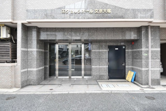 【エントランス】 | オートロックを備えた、マンションのエントランス。やはりセキュリティの観点は欠かすことができません。皆様を“安全”に送り出し、出迎えてくれます。～即日のご見学可能～　お問合せはお気軽にどうぞ。
