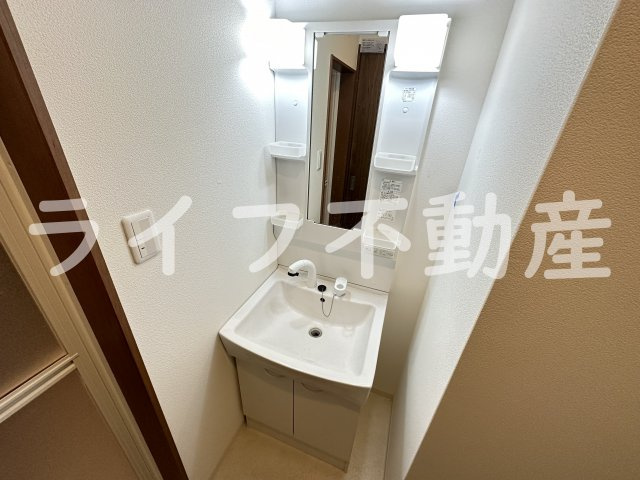 ソラーナ弥刀の独立洗面台|独立洗面台、小物を置くことができて便利です