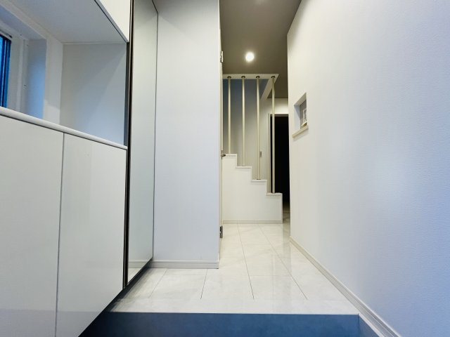 【玄関】 | 練馬区旭丘２丁目　新築戸建て　Ｃ号棟 | ご家族を迎える玄関は清潔感を大切にゆとりある広さ