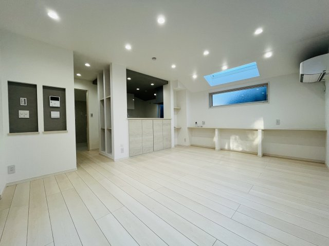 【居間・リビング】 | 練馬区旭丘２丁目　新築戸建て　Ｃ号棟 | 明るいLDKで、ご家族との素敵な時間を過ごしませんか？