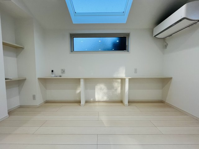 【居間・リビング】 | 練馬区旭丘２丁目　新築戸建て　Ｃ号棟 | 床暖房も搭載されていますので、足元から温まれます♪