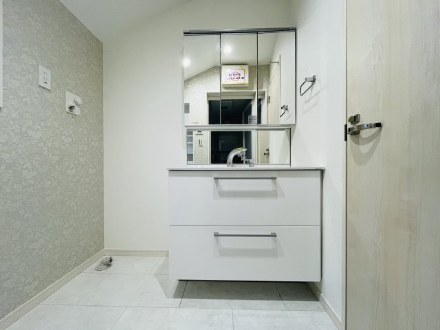 【独立洗面台】 | 練馬区旭丘２丁目　新築戸建て　Ｃ号棟 | 広々洗面化粧台は収納も豊富、身支度もスムーズです