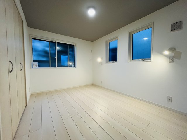 【洋室】 | 練馬区旭丘２丁目　新築戸建て　Ｃ号棟 | 全室２面採光で、陽当たりもよく自分時間も大切にできます