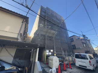 【外観】 | 青空によく映える建物です。手入れの行き届いた外壁やマンション正面エントランスなど、綺麗な姿をぜひ一度、現地にてご覧ください。～即日のご見学可能～　お問合せはお気軽にどうぞ。
