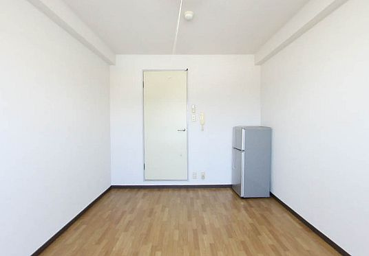 小林マンションの居間・リビング|収納もある玄関です