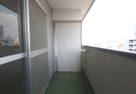 イズミ82のバルコニー|暖かな日差しのふりそそぐバルコニー