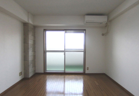 イズミ82の内装|ゆったり過ごせる居間です