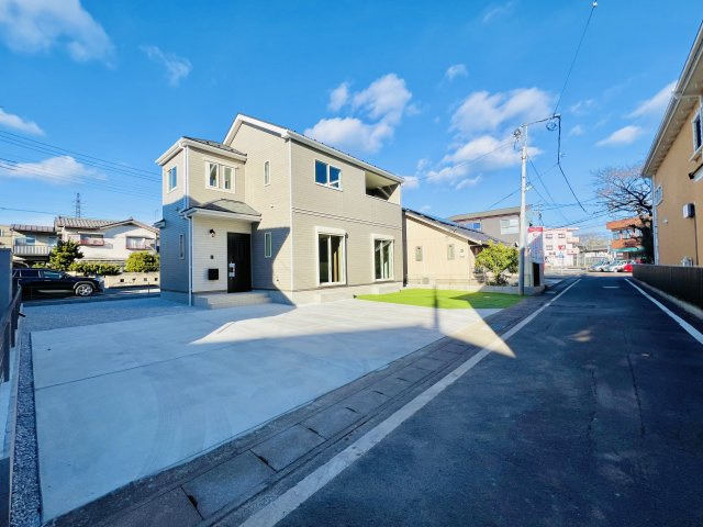 高崎市井野町の前面道路含む現地写真|間口も広いので、駐車も楽々◎