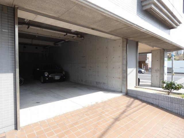 メゾンIYASAKAの駐車場