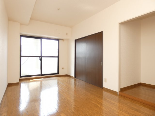 メゾンIYASAKAの居間・リビング