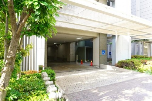 ローレルコート難波の駐車場