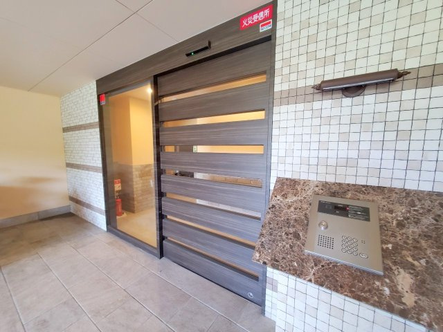グラディオ新大宮のエントランス