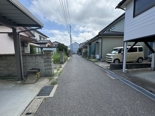 中央区女池西1丁目　土地の前面道路含む現地写真|平坦地なので周辺に坂道がなく買いものや通勤での負担が少ない立地です。