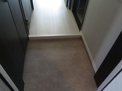 【玄関】 | レシェンテ・ヴィラ東比恵 | 別号室の写真になります。現況優先。