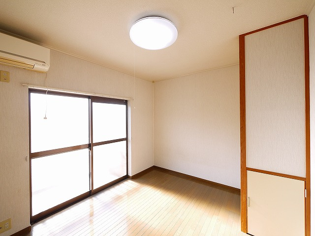 ルミエール平城山の洋室