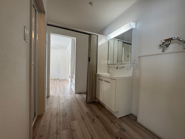 【商談中】網走市海岸町6番リフォーム戸建の洗面所