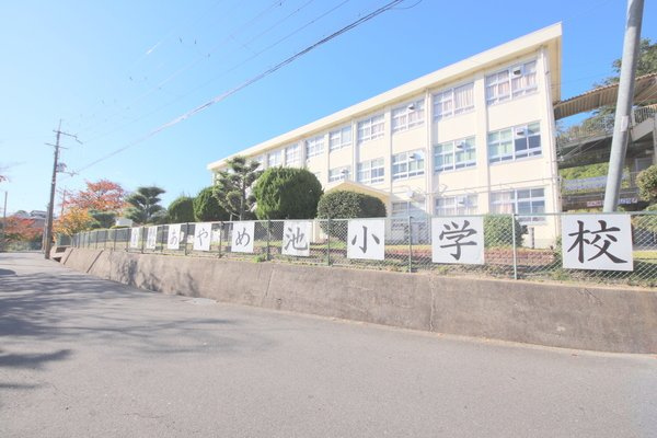 る・いりーでの周辺|小学校「奈良市立あやめ池小学校まで871m」