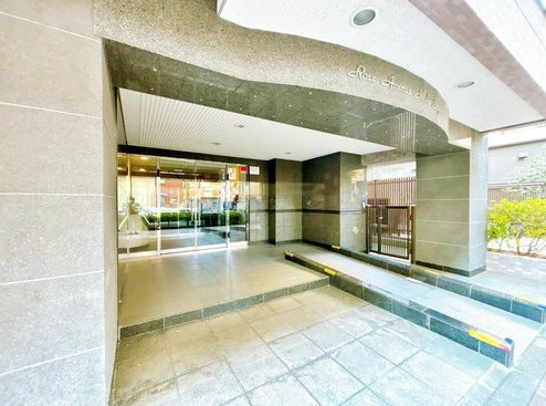 ローズアヴェニュー西巣鴨のエントランス|外と内をつなぐエントランスは管理が行き届き、居住者を優しく迎え入れてくれます。