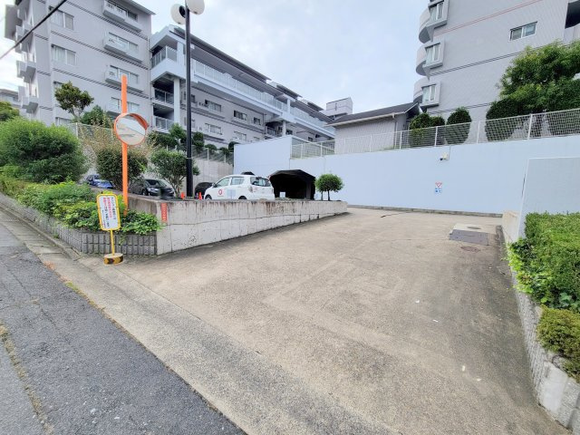 アルス高の原3号B棟の駐車場