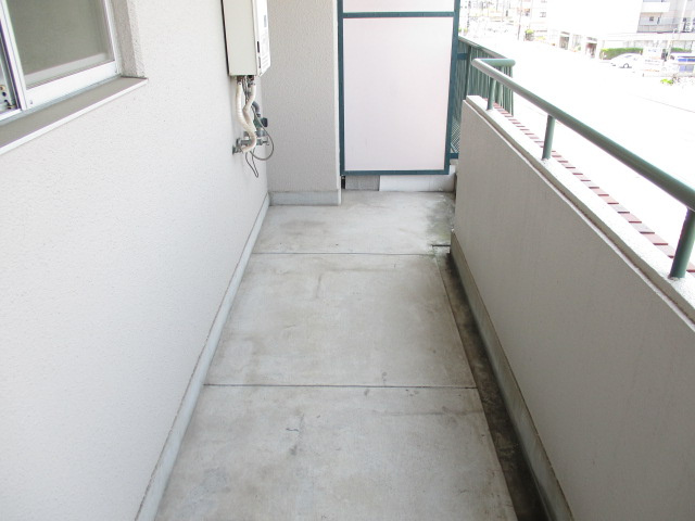 バルコニーからの眺めを楽しみながら食事をしませんか