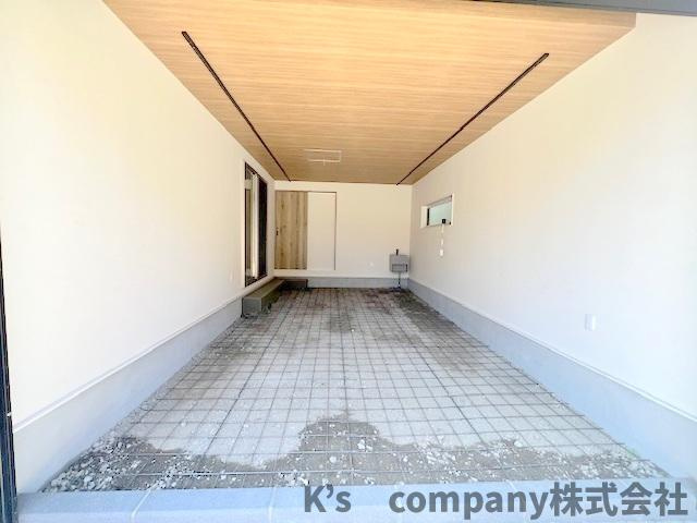 ◎高座郡寒川町中瀬　新築戸建◎の駐車場|大切なお車を塵やほこりから守ることのできるガレージ☆室内からお車を見ることのできる窓付きです♪
