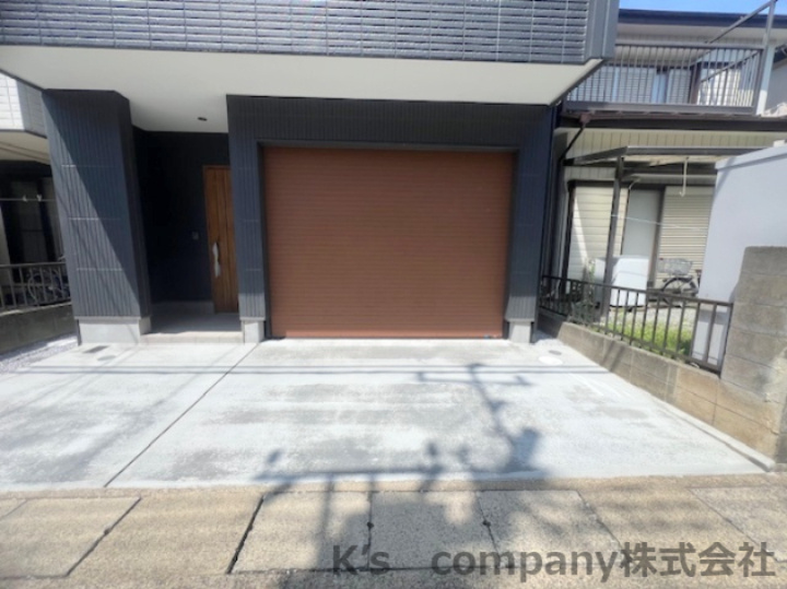 ◎高座郡寒川町中瀬　新築戸建◎の駐車場|雨の日でもガレージから室内に入ることができ、雨に濡れることもありません♪