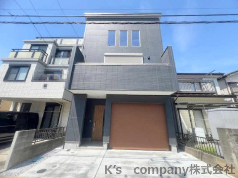 ◎高座郡寒川町中瀬　新築戸建◎の外観|手すり付きの階段はおしゃれなアクセントクロスで爽やかな印象の内装です◇