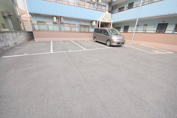 ファミール西大寺の駐車場