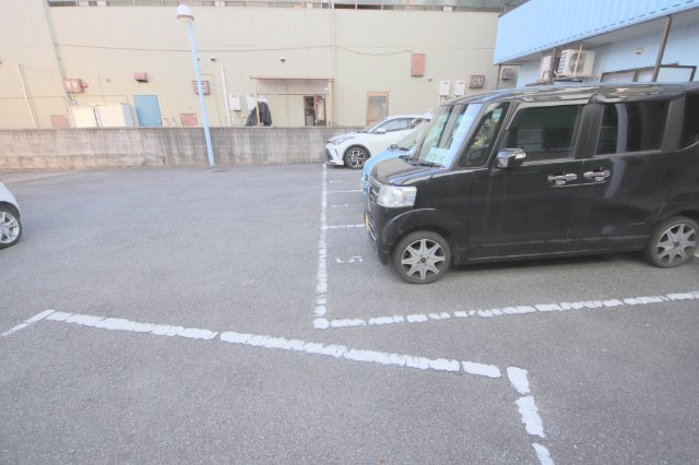 ファミール西大寺の駐車場