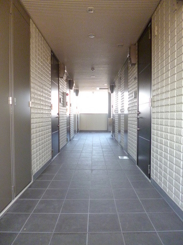 プラチナレジデンス新宿北のロビー|建物内部の廊下風景