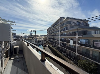 【展望】 | ヴァンハウス磯子 | ◆気持ちのいい空が見渡せる広いバルコニー。爽やかな風を感じて、心躍る素敵な暮らしがはじまります。通風・採光にも優れ、心地よい光と風があふれています。