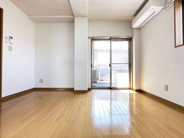 リバーサイド唐人の洋室