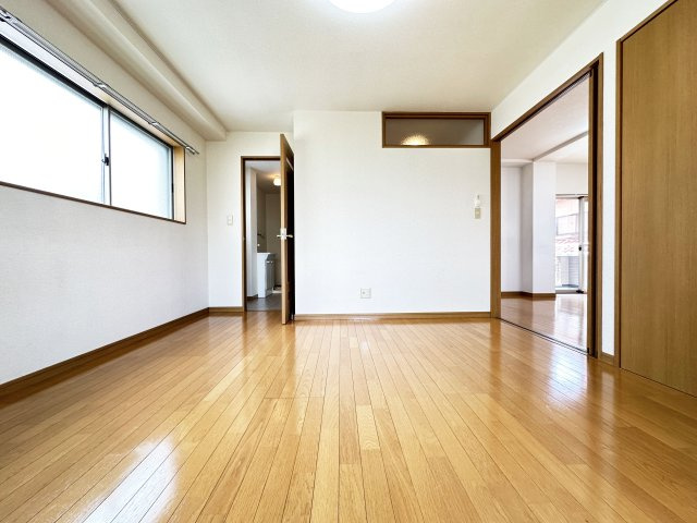 リバーサイド唐人の洋室