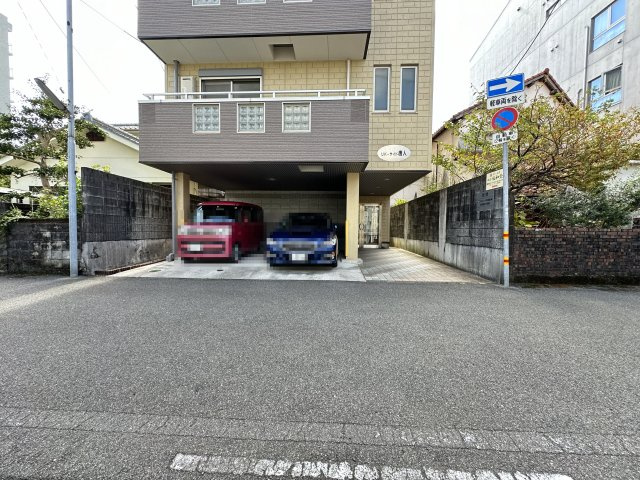 リバーサイド唐人の駐車場