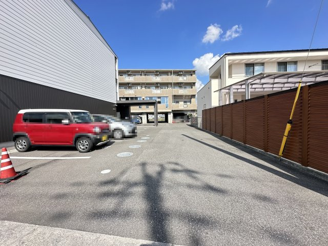 リーヴァかもべⅡの駐車場