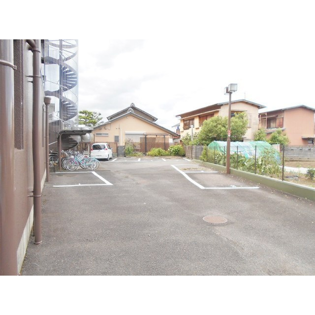 メゾン河村の駐車場