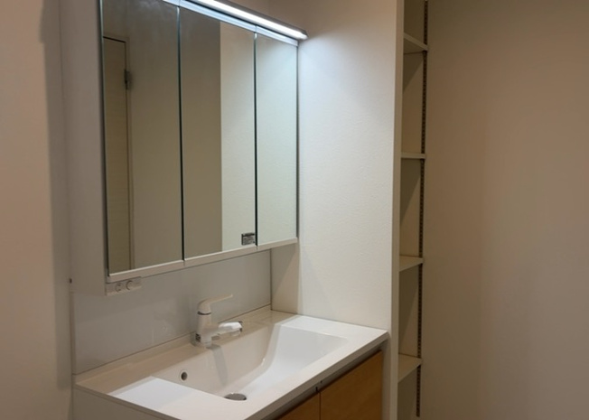 【独立洗面台】 | 洗面化粧台では顔を洗ったり、身だしなみを整えることが本来の使い方ですが、用途によっては洗面化粧台に求められる機能が違ってくるため、ご自身や家族のライフスタイルに合ったものを選ぶことをおすすめ致します。